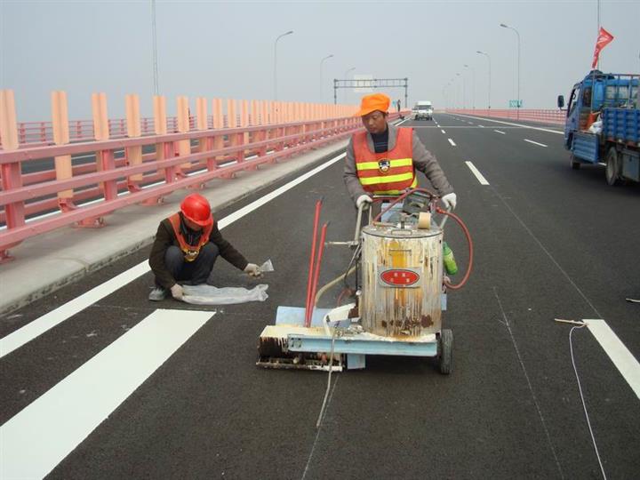 新疆新交规增加的最新交通标志标线有哪些？